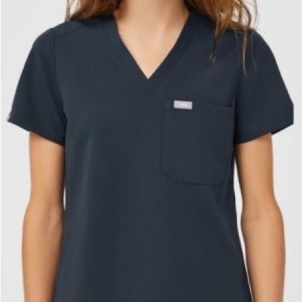 Blue Dark Harbor one pocket figs top. Medium . Good condition.